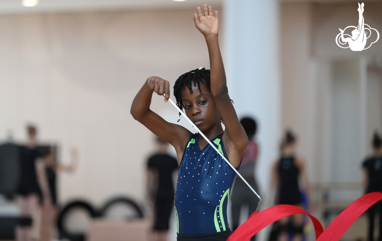 Гимнастка Нкенко-Сита Давина Шансельви во время занятия на сборах в Академии