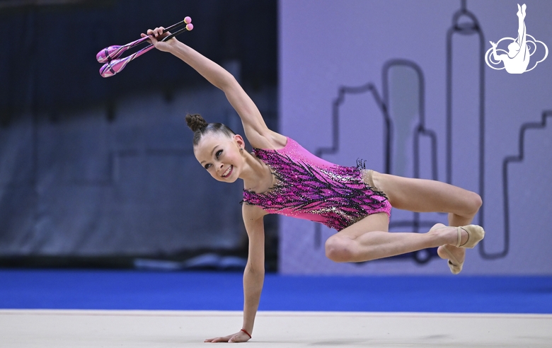 Алиса Яхно во время упражнения с булавами