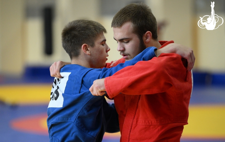 Участники сборов во время тренировки в Академии единоборств