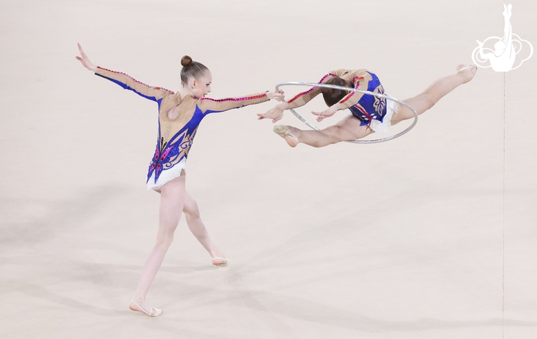 Групповички Белоруссии во время упражнения с обручами