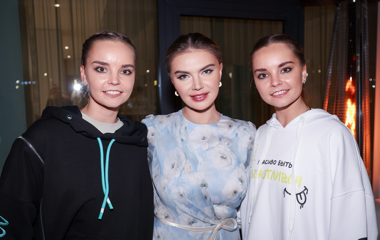 18 апреля 2025 года. Олимпийская чемпионка Алина Кабаева с Диной и Ариной Авериными