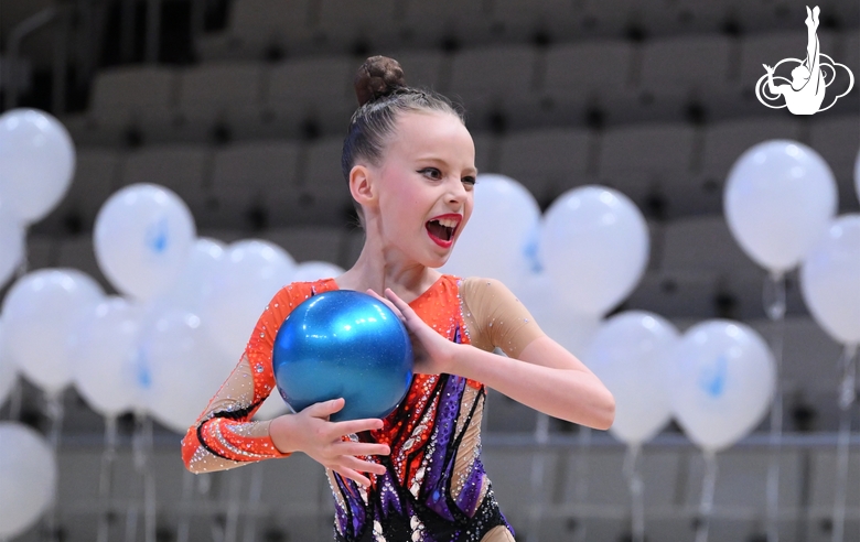 Участница сборов во время выступления на отчетном концерте