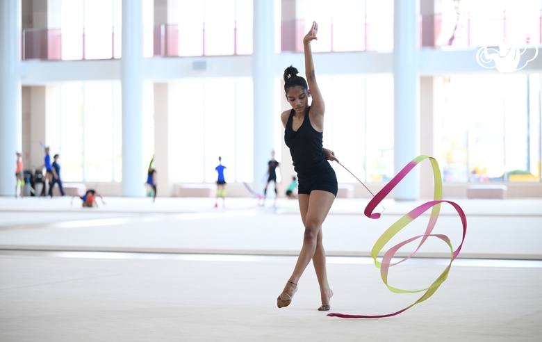 Гимнастка Арья Нитеш Кадам во время тренировки