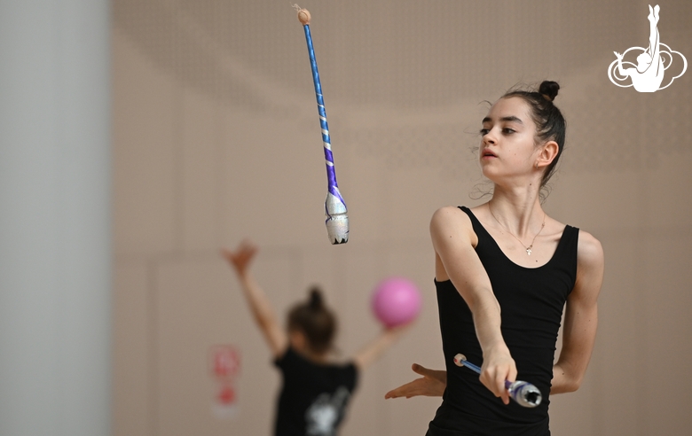 Анна Вакуленко во время упражнения с булавами