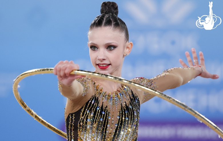 Арина Ковшова во время упражнения с обручем