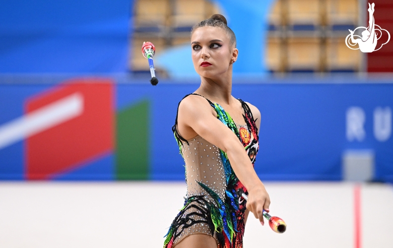 Владислава Николаенко во время упражнения с булавами