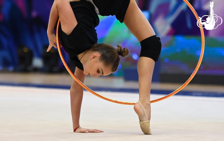 Арина Аверина во время упражнения с обручем на опробовании