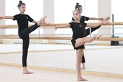 Каролина Тарасова и Ксения Савинова во время занятия по хореографии
