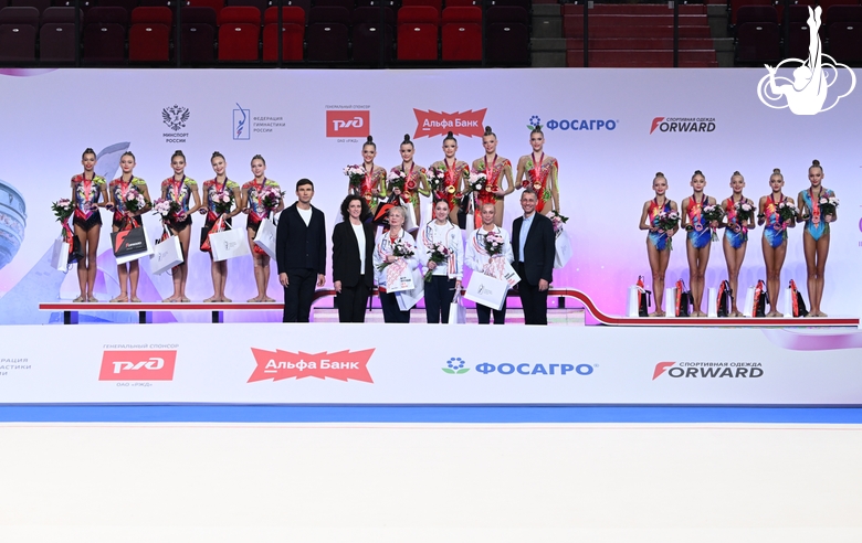 Пьедестал финала с обручами в групповых упражнениях среди юниорок