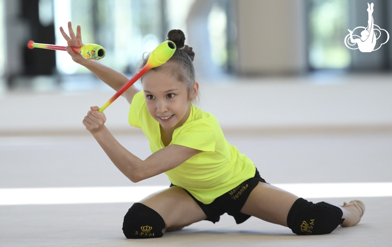 Вероника Малинина во время упражнения с булавами