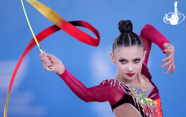 Арина Ковшова во время упражнения с лентой