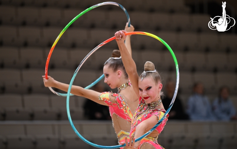 Групповички во время упражнения с обручами