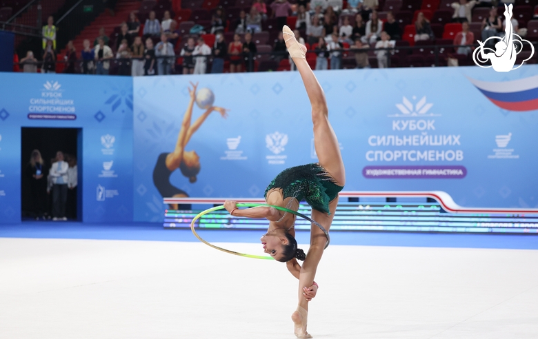 Каролина Тарасова во время упражнения с обручем