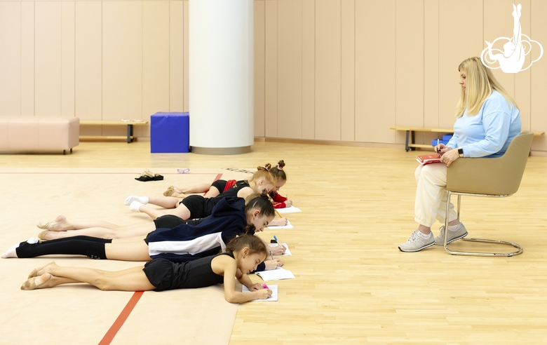 Спортивный психолог Ирина Козырь проводит занятия с воспитанницами Академии