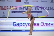Элина Барсукова во время упражнения с лентой