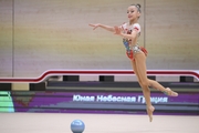Вероника Малинина во время упражнения с мячом