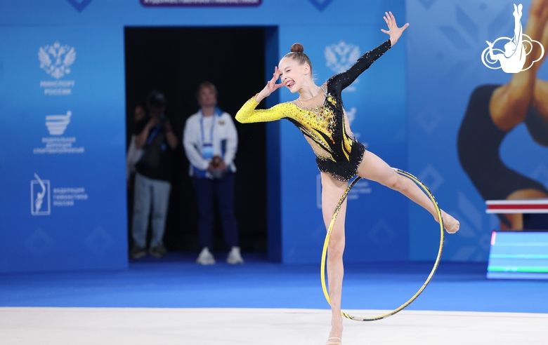 Ксения Бондаренко во время упражнения с обручем