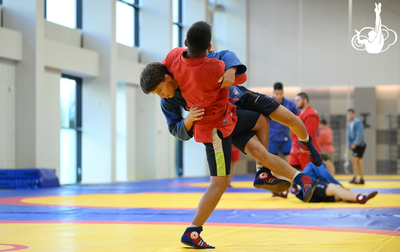 Участники сборов во время тренировки в Академии единоборств