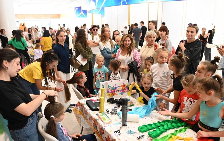 Вид на зону с прическами на Дне открытых дверей в Академии