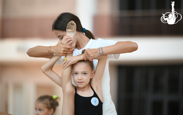 Тренер Елизавета Чернова и юная гимнастка во время тренировки