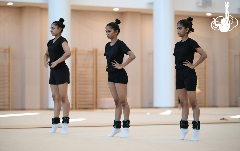 Гимнастки Кимая Карле, Арья и Авани Нитеш Кадам во время тренировки в Академии