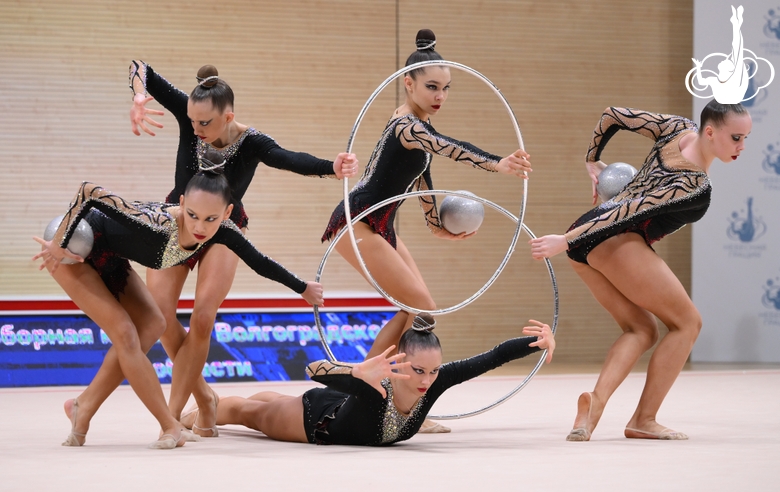 Групповички во время упражнения с обручами