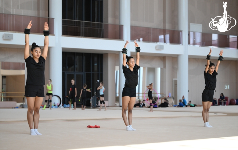 Гимнастки Кимая Карле, Арья и Авани Нитеш Кадам во время тренировки в Академии
