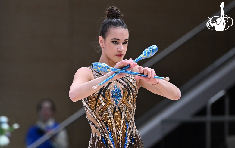 Эльвира Краснобаева во время выполнения упражнения с булавами на всероссийском турнире «Кубок "Небесная грация"»