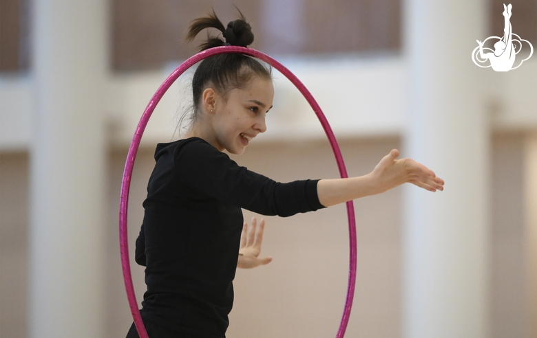 Мария Борисова во время упражнения с обручем