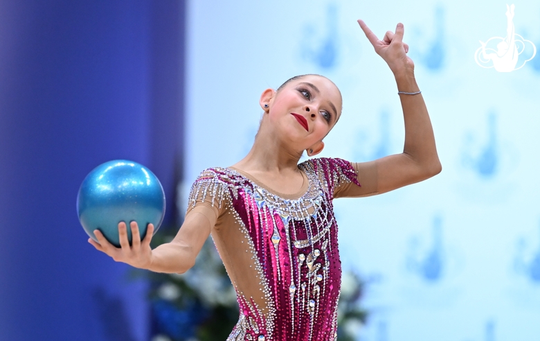 София Ильтерякова во время выполнения упражнения с мячом на всероссийском турнире «Кубок "Небесная грация"»