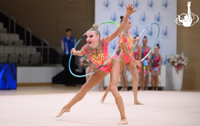 Групповички во время упражнения с обручами