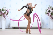 Ксения Савинова во время упражнения с лентой