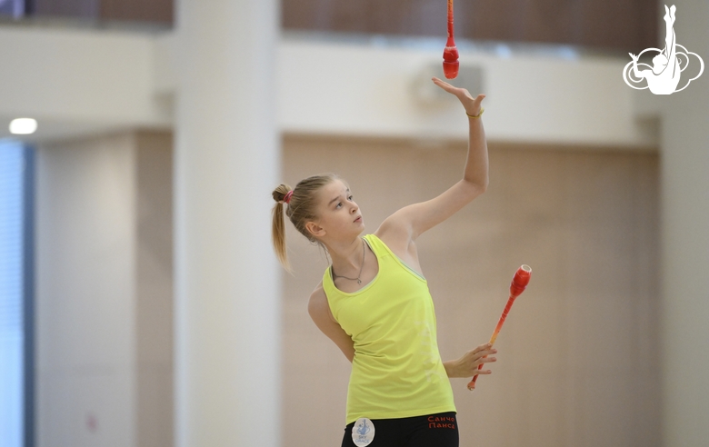 Александра Борисова во время упражнения с булавами
