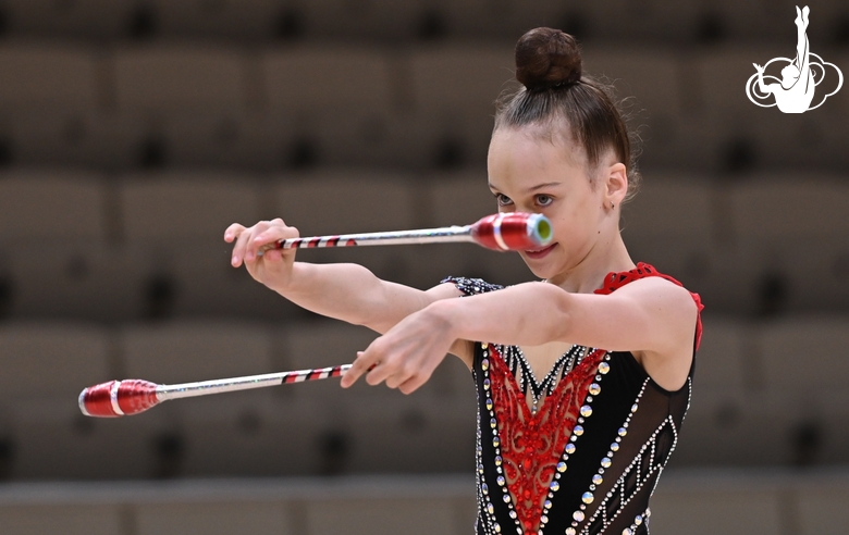 Мирослава Монина во время упражнения с булавами на контрольной тренировке