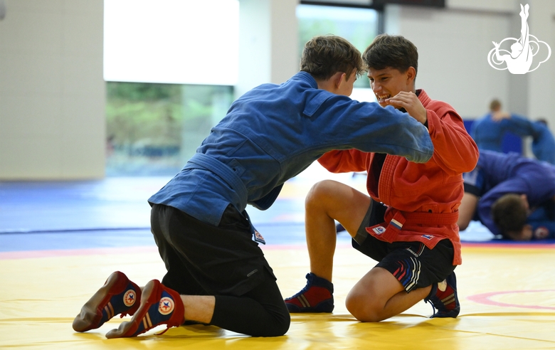 Участники сборов во время тренировки в Академии единоборств