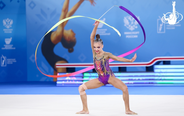 Ксения Савинова во время упражнения с лентой