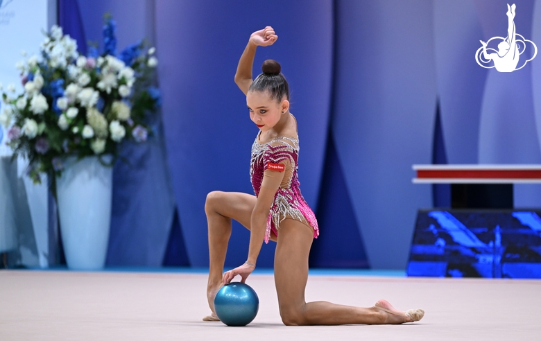 София Ильтерякова во время выполнения упражнения с мячом на всероссийском турнире «Кубок "Небесная грация"»