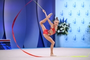 Каролина Пахтусова во время выполнения упражнения с лентой на всероссийском турнире «Кубок "Небесная грация"»