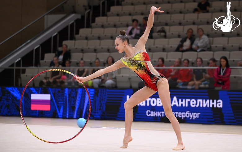 Ангелина Ипатова во время упражнения с обручем