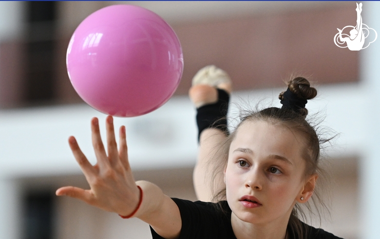 Яна Заикина во время упражнения с мячом