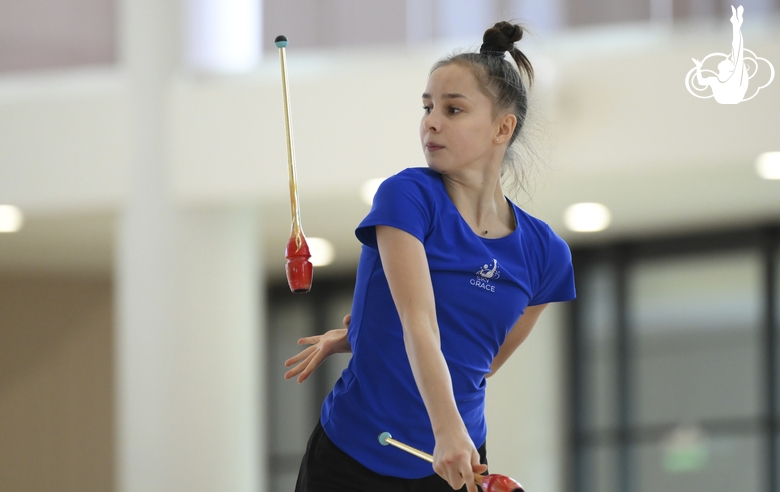 Мария Борисова во время упражнения с булавами