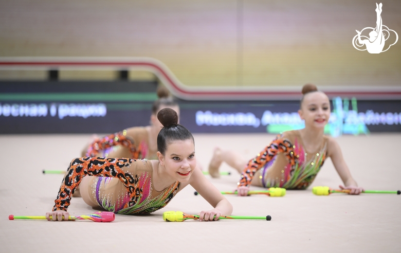 Групповички академии «Даймонд» из Москвы во время упражнения с булавами