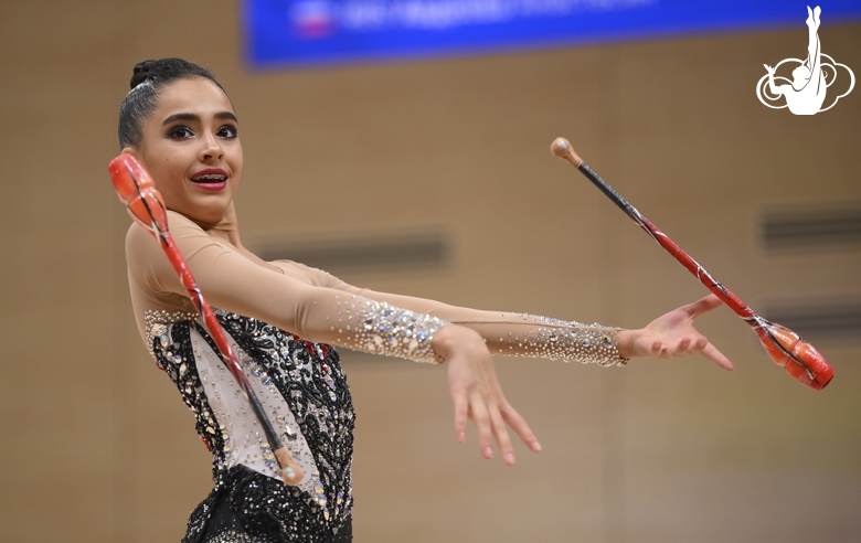 Гимнастка во время упражнения с булавами в Академии художественной гимнастики «Небесная грация» Алины Кабаевой