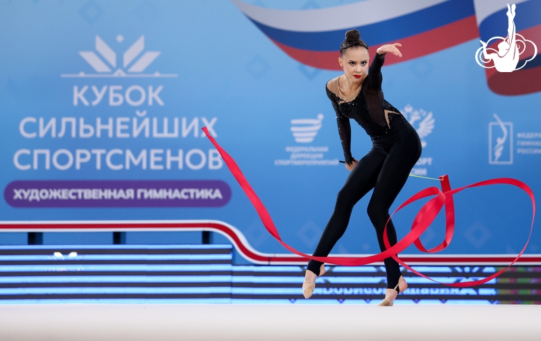 Мария Борисова во время упражнения с лентой