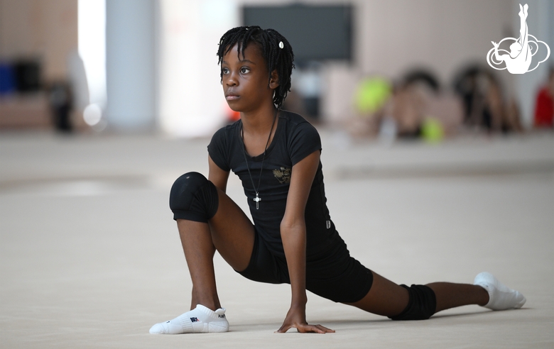 Гимнастка Нкенко-Сита Давина Шансельви во время занятия на сборах в Академии