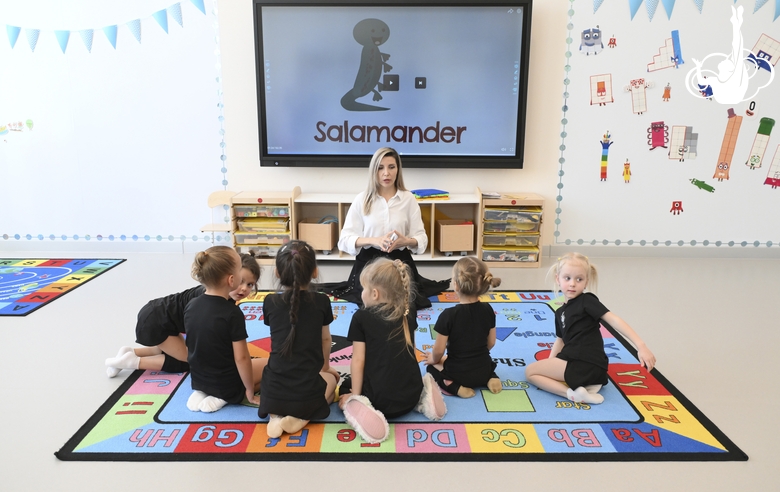 Юные гимнастки во время занятия в учебном классе Академии