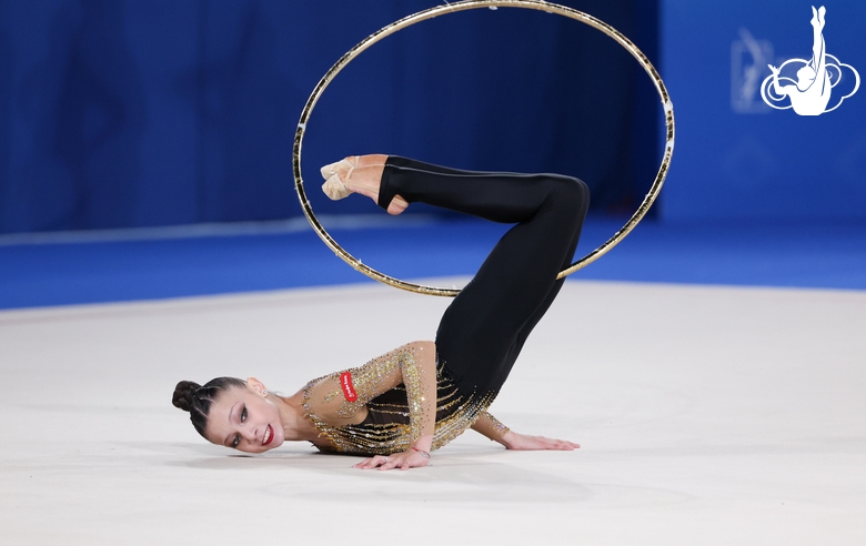 Арина Ковшова во время упражнения с обручем