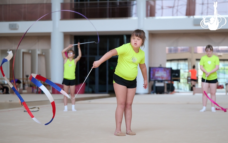 Участницы сборов во время тренировки