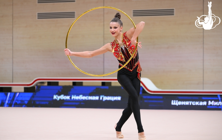 Милена Щенятская во время упражнения с обручем