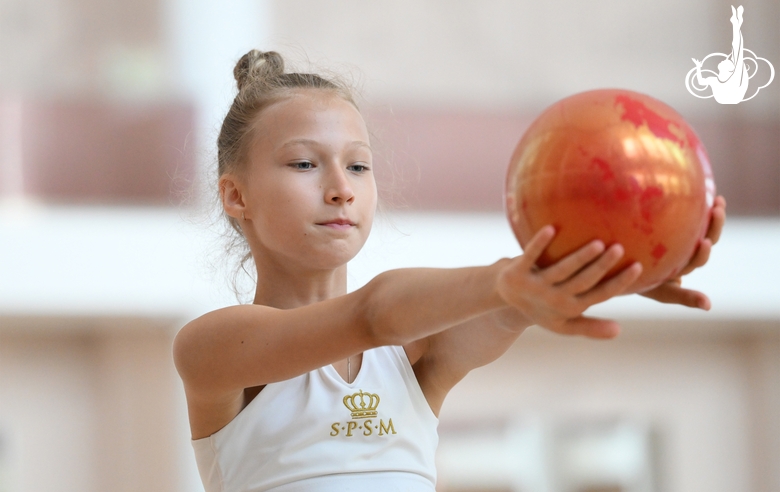 Гимнастка во время занятия на учебно-тренировочных сборах в Академии